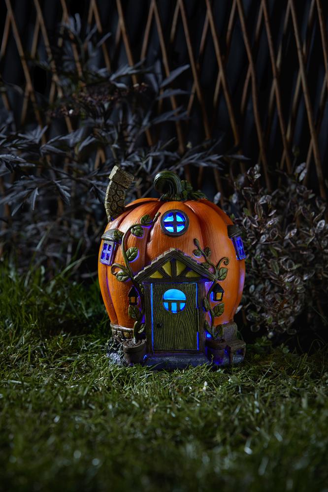 Feenhaus in Form eines Kürbis.. Nachts beleuchtet im Garten.